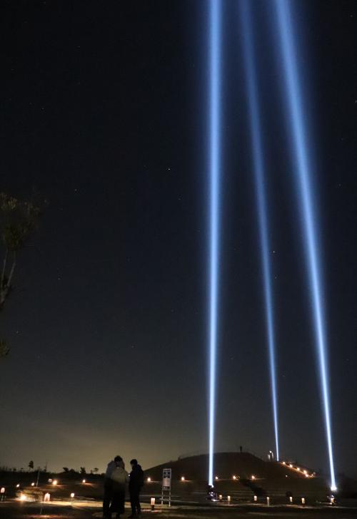 光のモニュメント写真