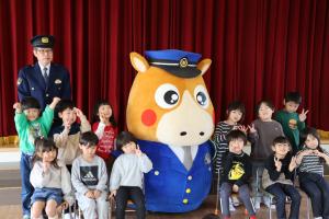 駒ケ嶺保育所　そうまくんと記念撮影