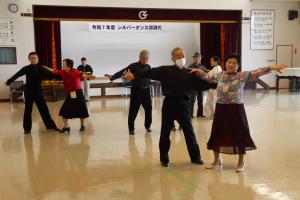 令和7年度シルバーダンス　踊っている様子