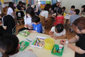 新地保育所保育参観製作で色塗り