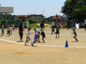 新地保育所所庭で鬼ごっこするこどもたち