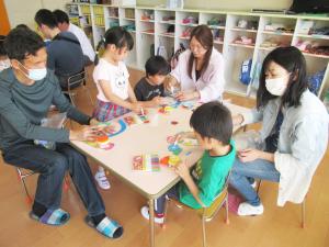 駒ケ嶺保育所製作で保護者といっしょに色塗り