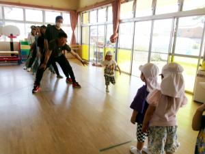 駒ケ嶺保育所遊戯室で体を動かそう！