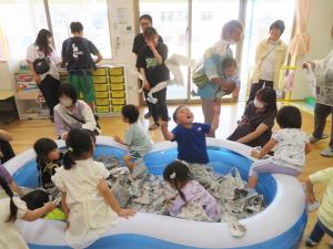 福田保育所新聞紙プール遊び