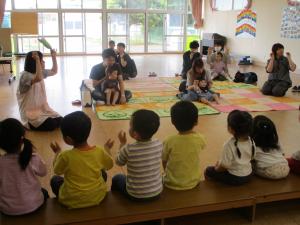 新地保育所2歳児と手遊びで交流
