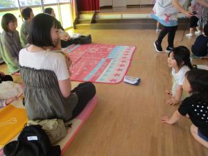 かわいい赤ちゃんに興味津々のこどもたち