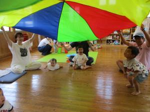リトミックでバルーン遊びを楽しむこどもたち