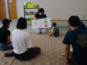 図書館司書による絵本の読み聞かせ