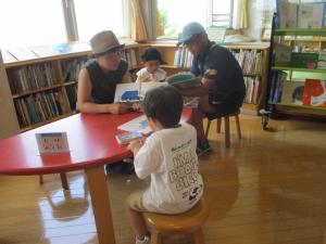 絵本を読む親子