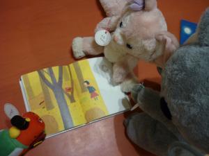 えほんをよんでいるところ