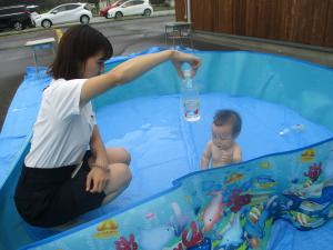 赤ちゃんプールで水遊び