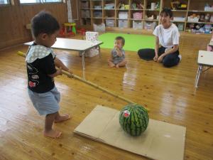 スイカ割りを楽しむこどもたち