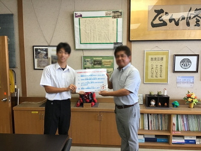 各小学校長に宣言書を提出する尚英中生徒会