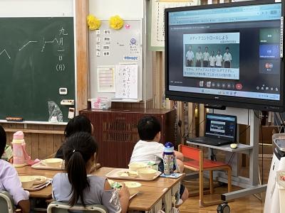 中学生の説明を聞く児童たち