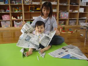 新聞紙で「洋服」をつくりました。