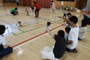 0歳児の「ハイハイでかけっこ」