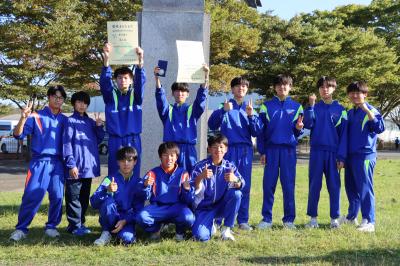 尚英中学校男子駅伝チーム閉会式後集合写真