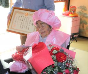 花束を貰う渡部さん