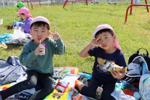 駒ケ嶺保育所　遠足のおやつタイム