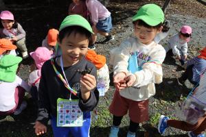 福田保育所　どんぐり見つけたよ！