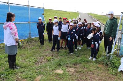 佐伯さんの説明を聞く児童たち