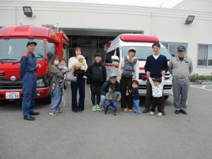 憧れの消防車の前で記念撮影