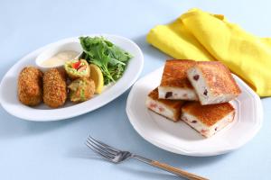 タコとはんぺんの揚げパンと枝豆コロッケ