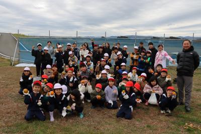 ミカン畑で集合写真