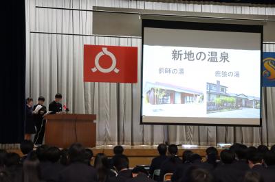 発表する尚英中の3名