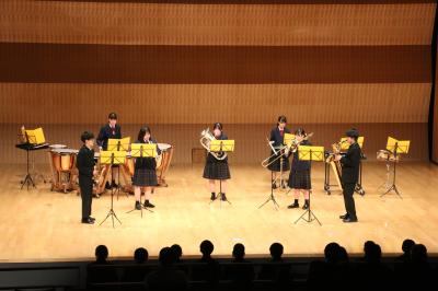演奏を尚英中生徒たち