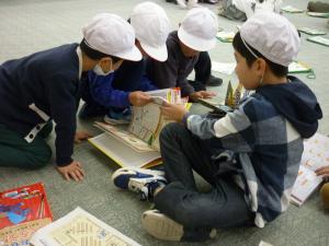 ほんをよんでいるところ