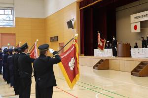 団旗に敬礼