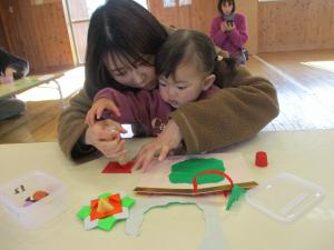 お母さんと絵馬の製作