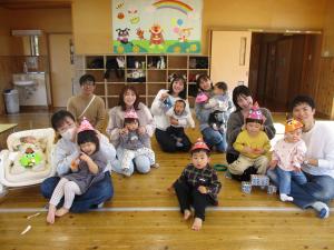 鬼のお面をかぶって集合写真！