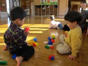 仲良くブロック遊び