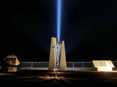 光のモニュメント写真