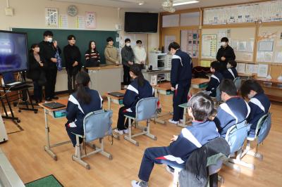 福田小学校児童と大学生の交流活動1