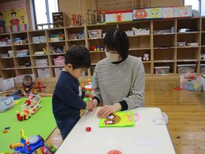 お母さんといっしょにお雛様製作