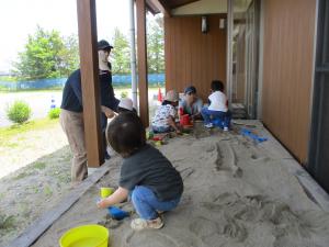 児童館の砂場で遊ぶ子ども達