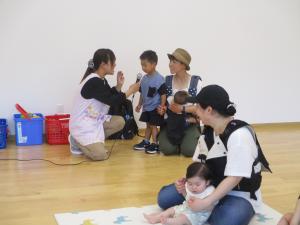 みんなの前で自己紹介する子ども達