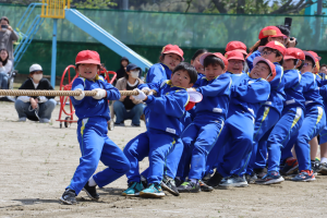 駒ケ嶺小学校 待ってるよ6年生!お助け綱引き