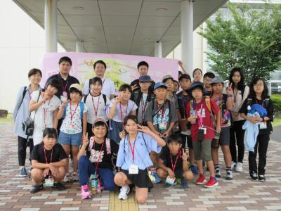 役場庁舎前で集合写真