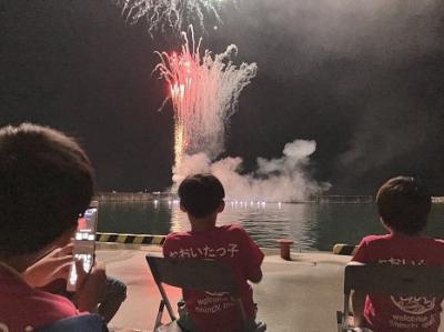 花火を観るおおいたっ子